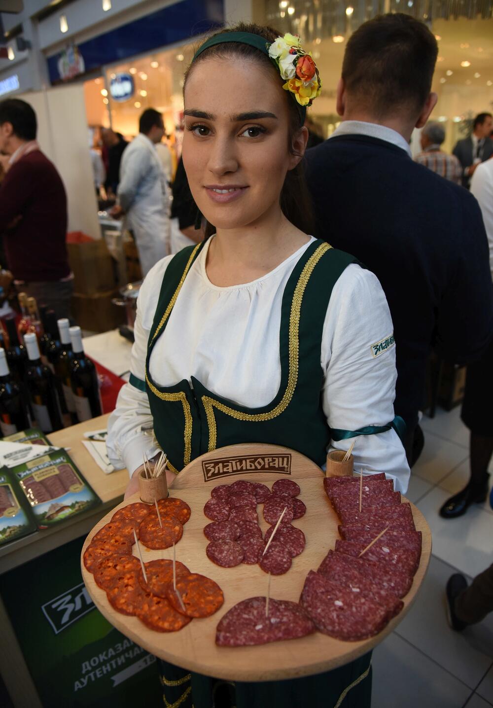 U šoping-molu Delta City otvoren je Međunarodni diplomatski humanitarni Božićni bazar. Učesnici bazara imaju za cilj da prikupe novčana sredstva u humanitarne svrhe prodajući svoje rukotvorine kojima će ujedno predstaviti i zemlje iz kojih dolaze. U ovogodišnjoj akciji učestvovaće 24 ambasade, Televizija Vijesti, kompanija T-com i Fondacija “Petar Petrović Njegoš”.