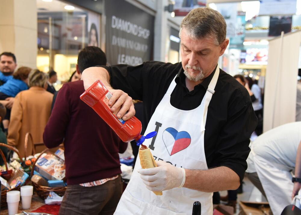 U šoping-molu Delta City otvoren je Međunarodni diplomatski humanitarni Božićni bazar. Učesnici bazara imaju za cilj da prikupe novčana sredstva u humanitarne svrhe prodajući svoje rukotvorine kojima će ujedno predstaviti i zemlje iz kojih dolaze. U ovogodišnjoj akciji učestvovaće 24 ambasade, Televizija Vijesti, kompanija T-com i Fondacija “Petar Petrović Njegoš”.