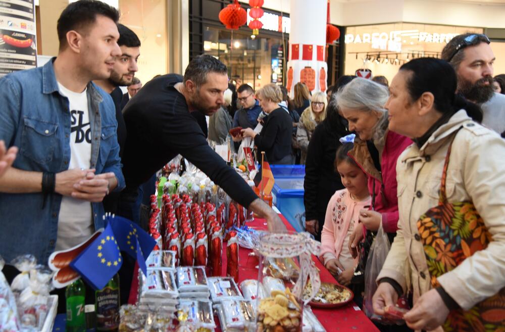 U šoping-molu Delta City otvoren je Međunarodni diplomatski humanitarni Božićni bazar. Učesnici bazara imaju za cilj da prikupe novčana sredstva u humanitarne svrhe prodajući svoje rukotvorine kojima će ujedno predstaviti i zemlje iz kojih dolaze. U ovogodišnjoj akciji učestvovaće 24 ambasade, Televizija Vijesti, kompanija T-com i Fondacija “Petar Petrović Njegoš”.