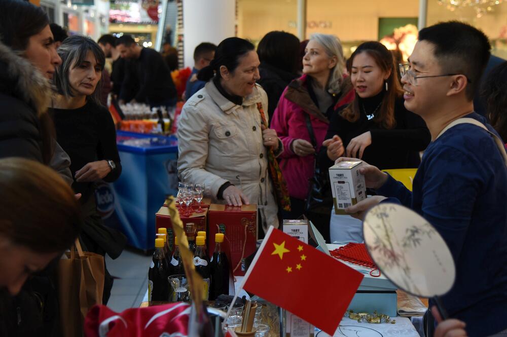 U šoping-molu Delta City otvoren je Međunarodni diplomatski humanitarni Božićni bazar. Učesnici bazara imaju za cilj da prikupe novčana sredstva u humanitarne svrhe prodajući svoje rukotvorine kojima će ujedno predstaviti i zemlje iz kojih dolaze. U ovogodišnjoj akciji učestvovaće 24 ambasade, Televizija Vijesti, kompanija T-com i Fondacija “Petar Petrović Njegoš”.