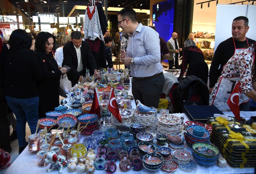 U šoping-molu Delta City otvoren je Međunarodni diplomatski humanitarni Božićni bazar. Učesnici bazara imaju za cilj da prikupe novčana sredstva u humanitarne svrhe prodajući svoje rukotvorine kojima će ujedno predstaviti i zemlje iz kojih dolaze. U ovogodišnjoj akciji učestvovaće 24 ambasade, Televizija Vijesti, kompanija T-com i Fondacija “Petar Petrović Njegoš”.