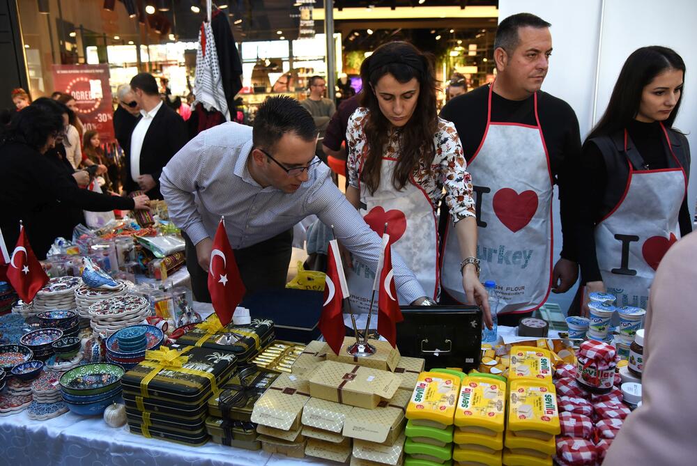 U šoping-molu Delta City otvoren je Međunarodni diplomatski humanitarni Božićni bazar. Učesnici bazara imaju za cilj da prikupe novčana sredstva u humanitarne svrhe prodajući svoje rukotvorine kojima će ujedno predstaviti i zemlje iz kojih dolaze. U ovogodišnjoj akciji učestvovaće 24 ambasade, Televizija Vijesti, kompanija T-com i Fondacija “Petar Petrović Njegoš”.