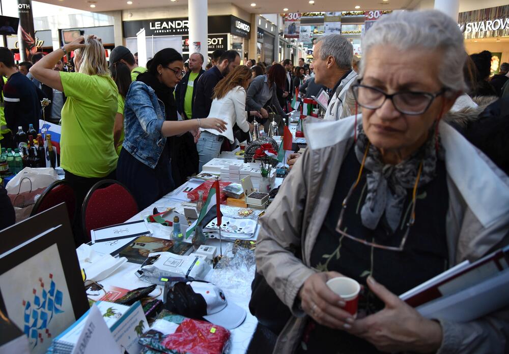 U šoping-molu Delta City otvoren je Međunarodni diplomatski humanitarni Božićni bazar. Učesnici bazara imaju za cilj da prikupe novčana sredstva u humanitarne svrhe prodajući svoje rukotvorine kojima će ujedno predstaviti i zemlje iz kojih dolaze. U ovogodišnjoj akciji učestvovaće 24 ambasade, Televizija Vijesti, kompanija T-com i Fondacija “Petar Petrović Njegoš”.
