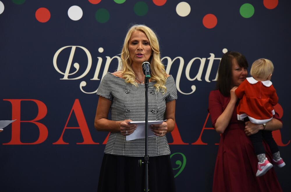 U šoping-molu Delta City otvoren je Međunarodni diplomatski humanitarni Božićni bazar. Učesnici bazara imaju za cilj da prikupe novčana sredstva u humanitarne svrhe prodajući svoje rukotvorine kojima će ujedno predstaviti i zemlje iz kojih dolaze. U ovogodišnjoj akciji učestvovaće 24 ambasade, Televizija Vijesti, kompanija T-com i Fondacija “Petar Petrović Njegoš”.