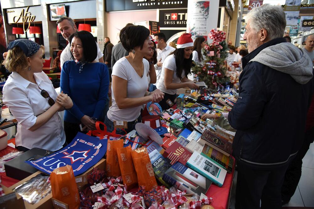 U šoping-molu Delta City otvoren je Međunarodni diplomatski humanitarni Božićni bazar. Učesnici bazara imaju za cilj da prikupe novčana sredstva u humanitarne svrhe prodajući svoje rukotvorine kojima će ujedno predstaviti i zemlje iz kojih dolaze. U ovogodišnjoj akciji učestvovaće 24 ambasade, Televizija Vijesti, kompanija T-com i Fondacija “Petar Petrović Njegoš”.