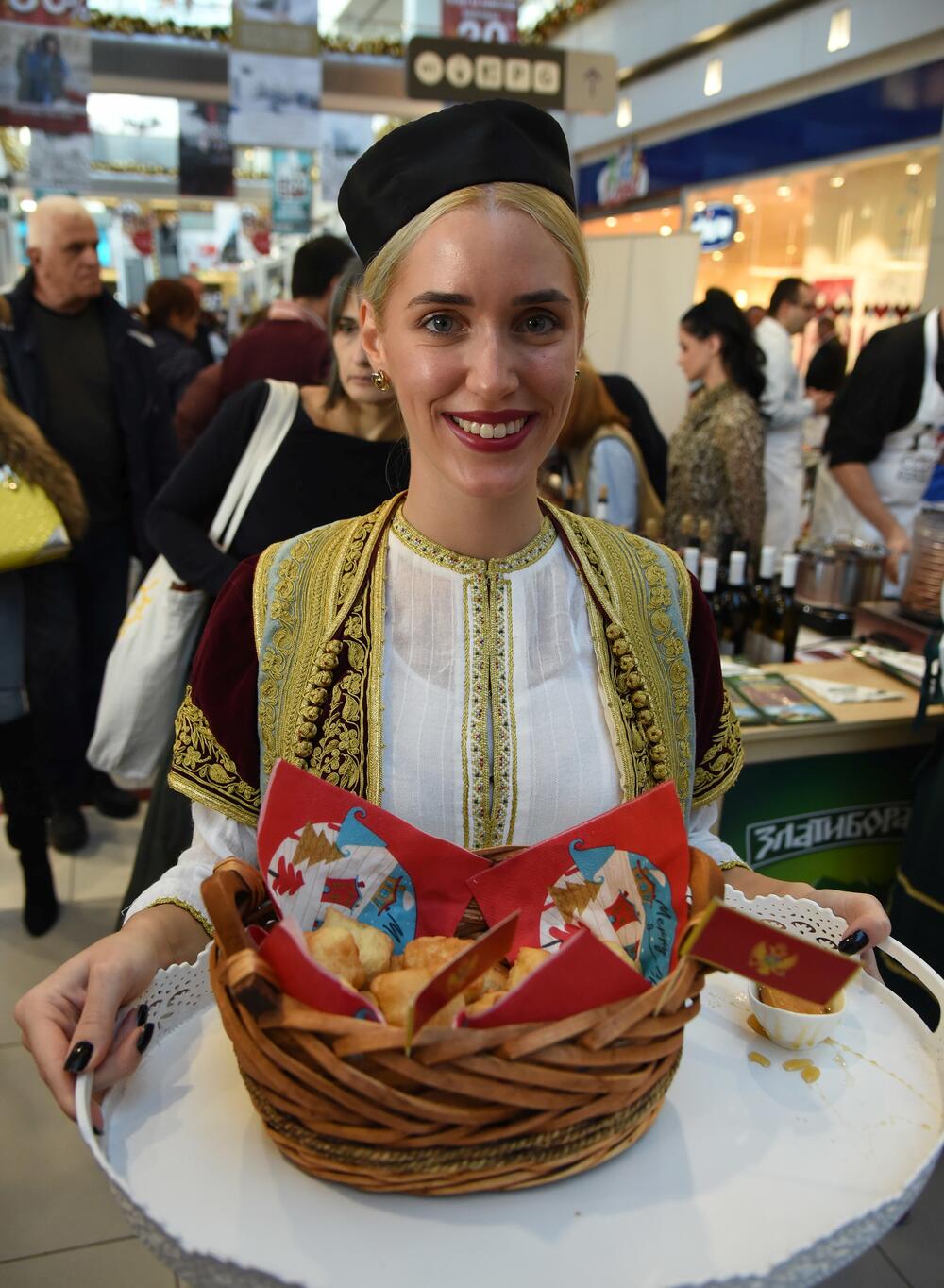 U šoping-molu Delta City otvoren je Međunarodni diplomatski humanitarni Božićni bazar. Učesnici bazara imaju za cilj da prikupe novčana sredstva u humanitarne svrhe prodajući svoje rukotvorine kojima će ujedno predstaviti i zemlje iz kojih dolaze. U ovogodišnjoj akciji učestvovaće 24 ambasade, Televizija Vijesti, kompanija T-com i Fondacija “Petar Petrović Njegoš”.