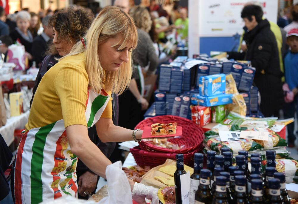 U šoping-molu Delta City otvoren je Međunarodni diplomatski humanitarni Božićni bazar. Učesnici bazara imaju za cilj da prikupe novčana sredstva u humanitarne svrhe prodajući svoje rukotvorine kojima će ujedno predstaviti i zemlje iz kojih dolaze. U ovogodišnjoj akciji učestvovaće 24 ambasade, Televizija Vijesti, kompanija T-com i Fondacija “Petar Petrović Njegoš”.