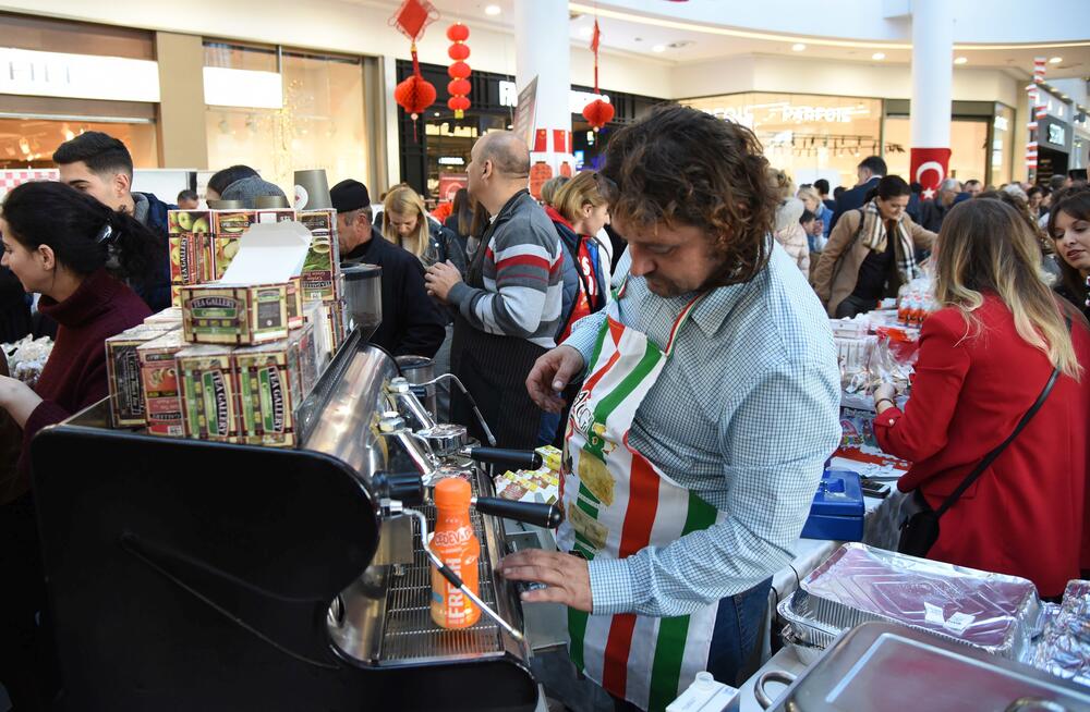 U šoping-molu Delta City otvoren je Međunarodni diplomatski humanitarni Božićni bazar. Učesnici bazara imaju za cilj da prikupe novčana sredstva u humanitarne svrhe prodajući svoje rukotvorine kojima će ujedno predstaviti i zemlje iz kojih dolaze. U ovogodišnjoj akciji učestvovaće 24 ambasade, Televizija Vijesti, kompanija T-com i Fondacija “Petar Petrović Njegoš”.