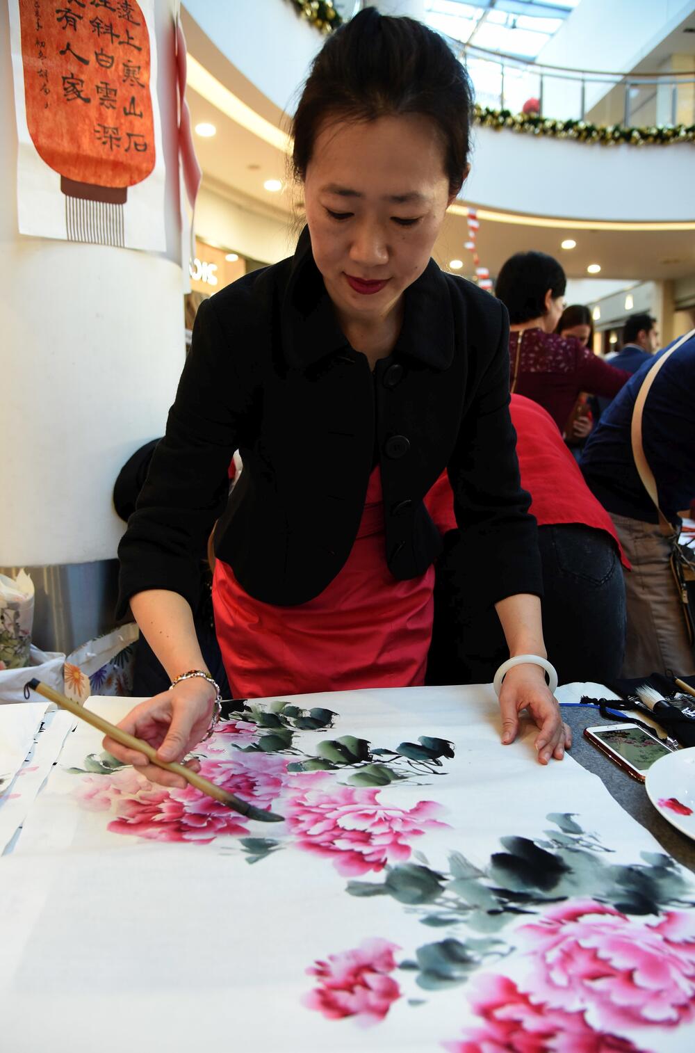 U šoping-molu Delta City otvoren je Međunarodni diplomatski humanitarni Božićni bazar. Učesnici bazara imaju za cilj da prikupe novčana sredstva u humanitarne svrhe prodajući svoje rukotvorine kojima će ujedno predstaviti i zemlje iz kojih dolaze. U ovogodišnjoj akciji učestvovaće 24 ambasade, Televizija Vijesti, kompanija T-com i Fondacija “Petar Petrović Njegoš”.