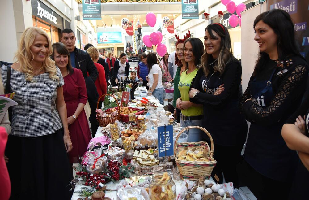 U šoping-molu Delta City otvoren je Međunarodni diplomatski humanitarni Božićni bazar. Učesnici bazara imaju za cilj da prikupe novčana sredstva u humanitarne svrhe prodajući svoje rukotvorine kojima će ujedno predstaviti i zemlje iz kojih dolaze. U ovogodišnjoj akciji učestvovaće 24 ambasade, Televizija Vijesti, kompanija T-com i Fondacija “Petar Petrović Njegoš”.