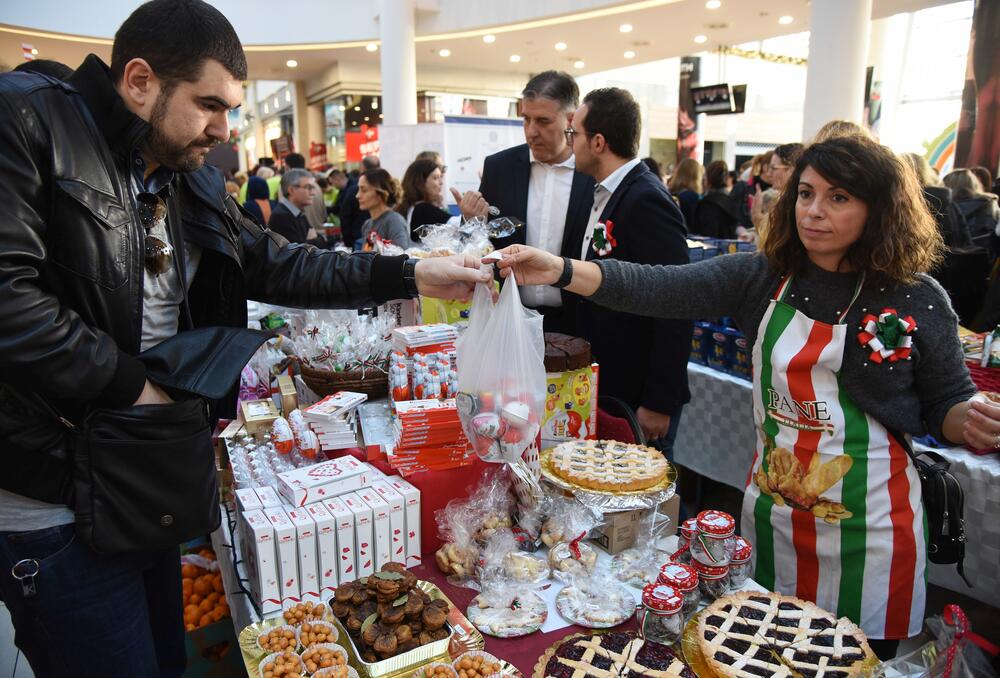 U šoping-molu Delta City otvoren je Međunarodni diplomatski humanitarni Božićni bazar. Učesnici bazara imaju za cilj da prikupe novčana sredstva u humanitarne svrhe prodajući svoje rukotvorine kojima će ujedno predstaviti i zemlje iz kojih dolaze. U ovogodišnjoj akciji učestvovaće 24 ambasade, Televizija Vijesti, kompanija T-com i Fondacija “Petar Petrović Njegoš”.