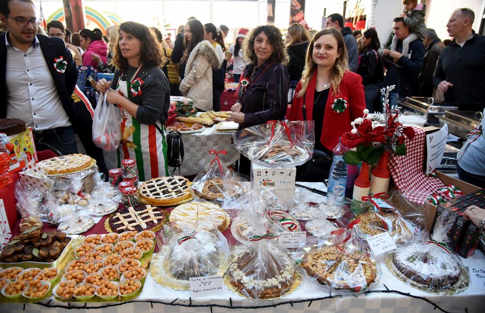 U šoping-molu Delta City otvoren je Međunarodni diplomatski humanitarni Božićni bazar. Učesnici bazara imaju za cilj da prikupe novčana sredstva u humanitarne svrhe prodajući svoje rukotvorine kojima će ujedno predstaviti i zemlje iz kojih dolaze. U ovogodišnjoj akciji učestvovaće 24 ambasade, Televizija Vijesti, kompanija T-com i Fondacija “Petar Petrović Njegoš”.