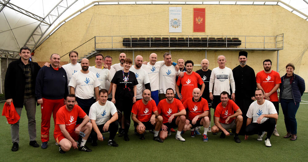 Borbeni duh i majstorije na terenu koje su u meču Crne Gore i "ostatka svijeta" prikazali ambasadori, političari, umjetnici, predstavnici vjerskih zajednica i drugi ispunile su cilj i skupljeno je preko 1.000 eura. Ministar Osman Nurković postigao je prvi gol, ali to nije pomoglo ekipi koju je vodio bivši reprezentativac Miodrag Džudović. Pobijedila ekipa britanske ambasadorke Alison Kemp, 7-4.