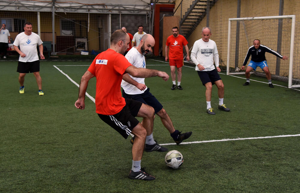 Borbeni duh i majstorije na terenu koje su u meču Crne Gore i "ostatka svijeta" prikazali ambasadori, političari, umjetnici, predstavnici vjerskih zajednica i drugi ispunile su cilj i skupljeno je preko 1.000 eura. Ministar Osman Nurković postigao je prvi gol, ali to nije pomoglo ekipi koju je vodio bivši reprezentativac Miodrag Džudović. Pobijedila ekipa britanske ambasadorke Alison Kemp, 7-4.