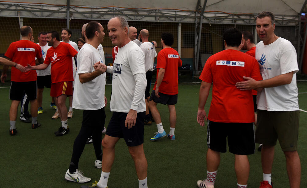 Borbeni duh i majstorije na terenu koje su u meču Crne Gore i "ostatka svijeta" prikazali ambasadori, političari, umjetnici, predstavnici vjerskih zajednica i drugi ispunile su cilj i skupljeno je preko 1.000 eura. Ministar Osman Nurković postigao je prvi gol, ali to nije pomoglo ekipi koju je vodio bivši reprezentativac Miodrag Džudović. Pobijedila ekipa britanske ambasadorke Alison Kemp, 7-4.