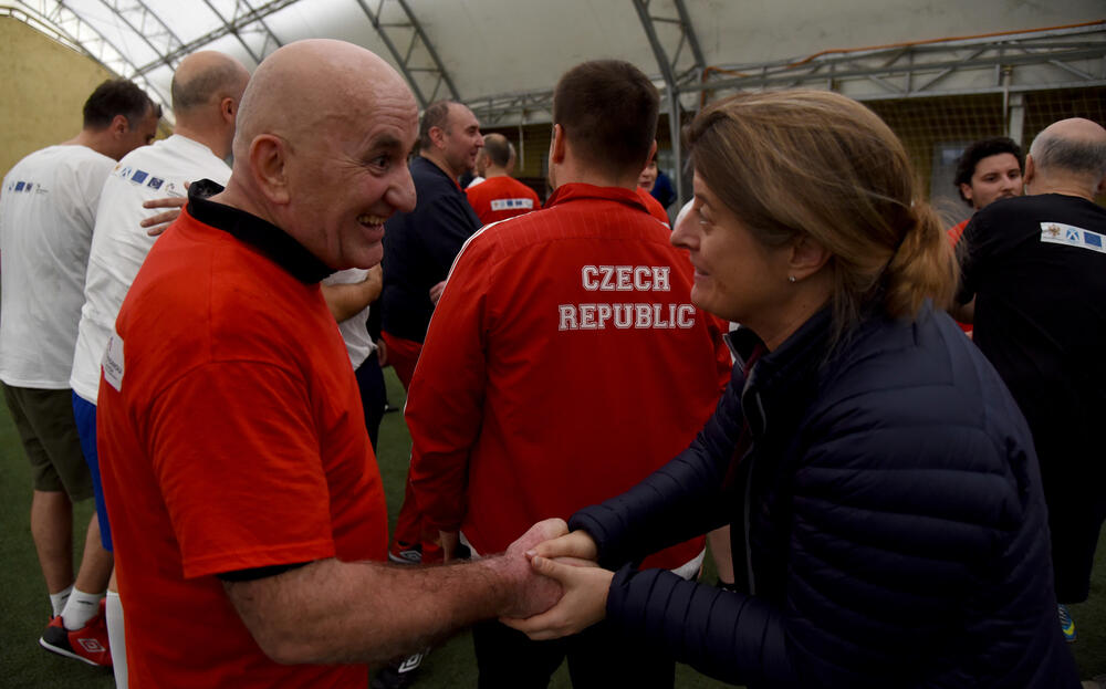 Borbeni duh i majstorije na terenu koje su u meču Crne Gore i "ostatka svijeta" prikazali ambasadori, političari, umjetnici, predstavnici vjerskih zajednica i drugi ispunile su cilj i skupljeno je preko 1.000 eura. Ministar Osman Nurković postigao je prvi gol, ali to nije pomoglo ekipi koju je vodio bivši reprezentativac Miodrag Džudović. Pobijedila ekipa britanske ambasadorke Alison Kemp, 7-4.