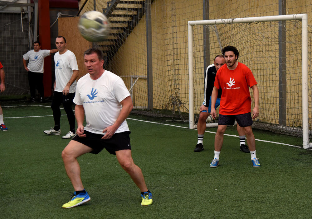 Borbeni duh i majstorije na terenu koje su u meču Crne Gore i "ostatka svijeta" prikazali ambasadori, političari, umjetnici, predstavnici vjerskih zajednica i drugi ispunile su cilj i skupljeno je preko 1.000 eura. Ministar Osman Nurković postigao je prvi gol, ali to nije pomoglo ekipi koju je vodio bivši reprezentativac Miodrag Džudović. Pobijedila ekipa britanske ambasadorke Alison Kemp, 7-4.