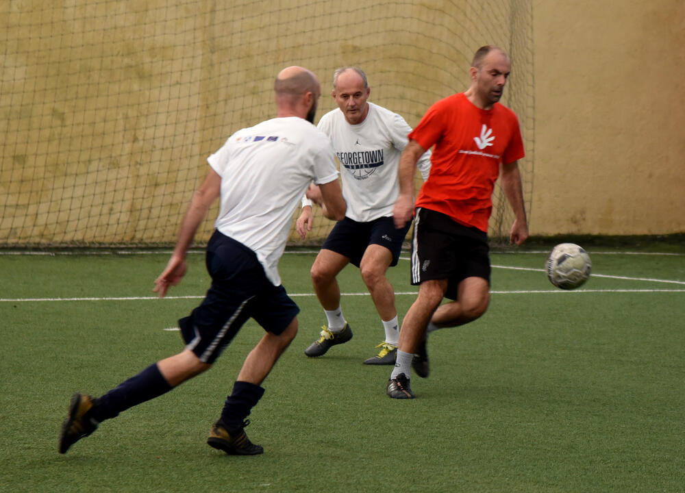 Borbeni duh i majstorije na terenu koje su u meču Crne Gore i "ostatka svijeta" prikazali ambasadori, političari, umjetnici, predstavnici vjerskih zajednica i drugi ispunile su cilj i skupljeno je preko 1.000 eura. Ministar Osman Nurković postigao je prvi gol, ali to nije pomoglo ekipi koju je vodio bivši reprezentativac Miodrag Džudović. Pobijedila ekipa britanske ambasadorke Alison Kemp, 7-4.
