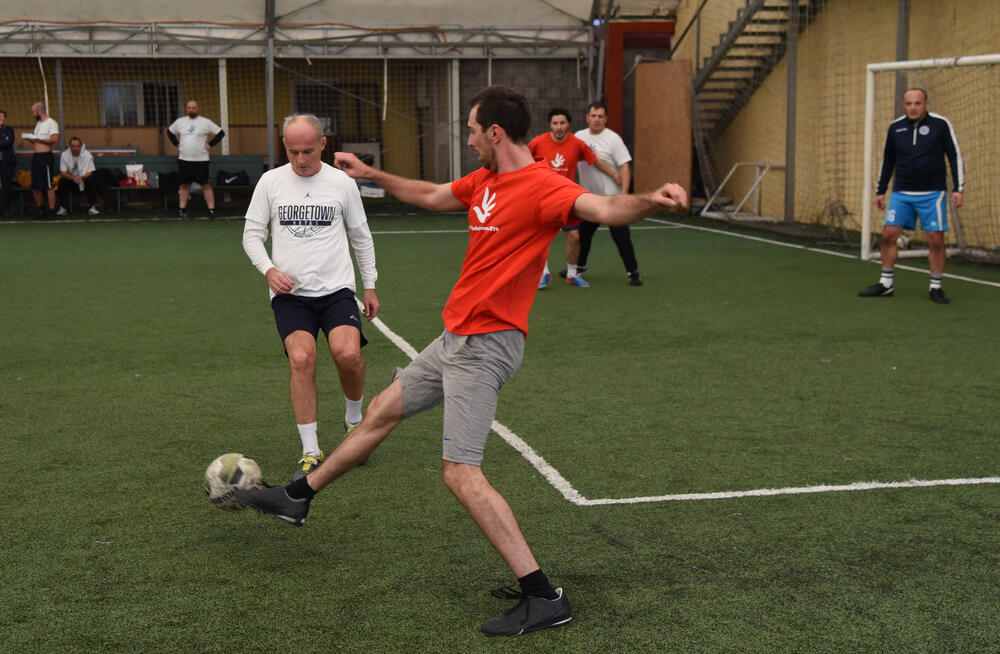 Borbeni duh i majstorije na terenu koje su u meču Crne Gore i "ostatka svijeta" prikazali ambasadori, političari, umjetnici, predstavnici vjerskih zajednica i drugi ispunile su cilj i skupljeno je preko 1.000 eura. Ministar Osman Nurković postigao je prvi gol, ali to nije pomoglo ekipi koju je vodio bivši reprezentativac Miodrag Džudović. Pobijedila ekipa britanske ambasadorke Alison Kemp, 7-4.