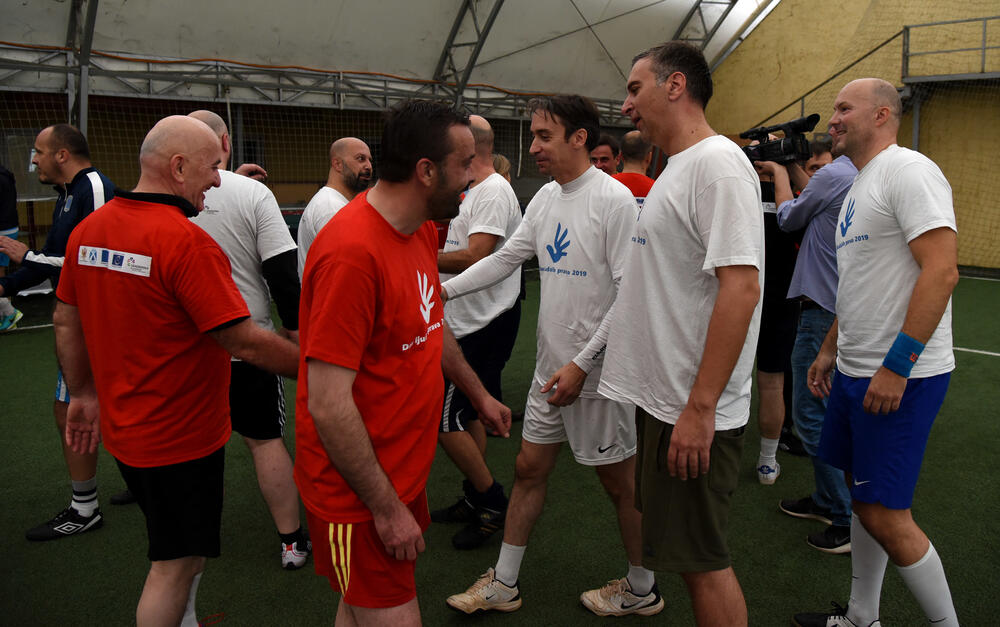 Borbeni duh i majstorije na terenu koje su u meču Crne Gore i "ostatka svijeta" prikazali ambasadori, političari, umjetnici, predstavnici vjerskih zajednica i drugi ispunile su cilj i skupljeno je preko 1.000 eura. Ministar Osman Nurković postigao je prvi gol, ali to nije pomoglo ekipi koju je vodio bivši reprezentativac Miodrag Džudović. Pobijedila ekipa britanske ambasadorke Alison Kemp, 7-4.