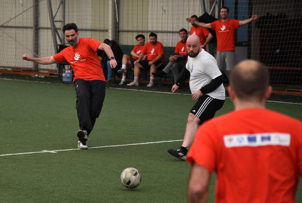 Borbeni duh i majstorije na terenu koje su u meču Crne Gore i "ostatka svijeta" prikazali ambasadori, političari, umjetnici, predstavnici vjerskih zajednica i drugi ispunile su cilj i skupljeno je preko 1.000 eura. Ministar Osman Nurković postigao je prvi gol, ali to nije pomoglo ekipi koju je vodio bivši reprezentativac Miodrag Džudović. Pobijedila ekipa britanske ambasadorke Alison Kemp, 7-4.