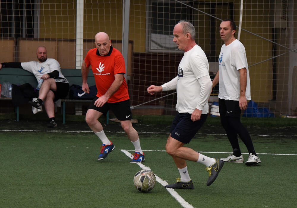 Borbeni duh i majstorije na terenu koje su u meču Crne Gore i "ostatka svijeta" prikazali ambasadori, političari, umjetnici, predstavnici vjerskih zajednica i drugi ispunile su cilj i skupljeno je preko 1.000 eura. Ministar Osman Nurković postigao je prvi gol, ali to nije pomoglo ekipi koju je vodio bivši reprezentativac Miodrag Džudović. Pobijedila ekipa britanske ambasadorke Alison Kemp, 7-4.