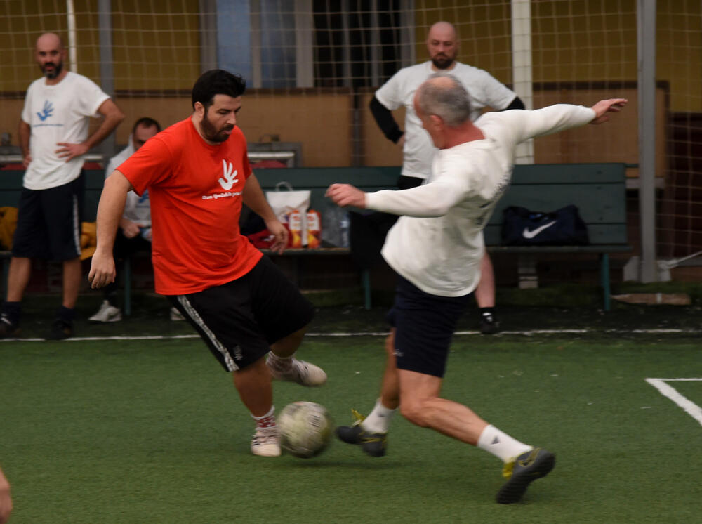 Borbeni duh i majstorije na terenu koje su u meču Crne Gore i "ostatka svijeta" prikazali ambasadori, političari, umjetnici, predstavnici vjerskih zajednica i drugi ispunile su cilj i skupljeno je preko 1.000 eura. Ministar Osman Nurković postigao je prvi gol, ali to nije pomoglo ekipi koju je vodio bivši reprezentativac Miodrag Džudović. Pobijedila ekipa britanske ambasadorke Alison Kemp, 7-4.