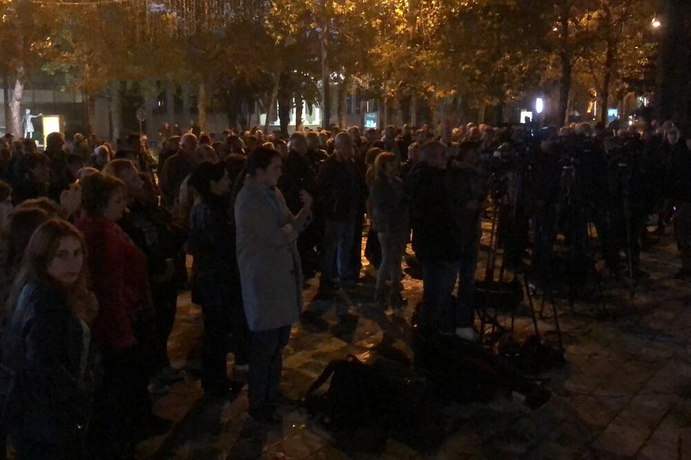 Večeras ispred Skupštine, Foto: Samir Kajošević