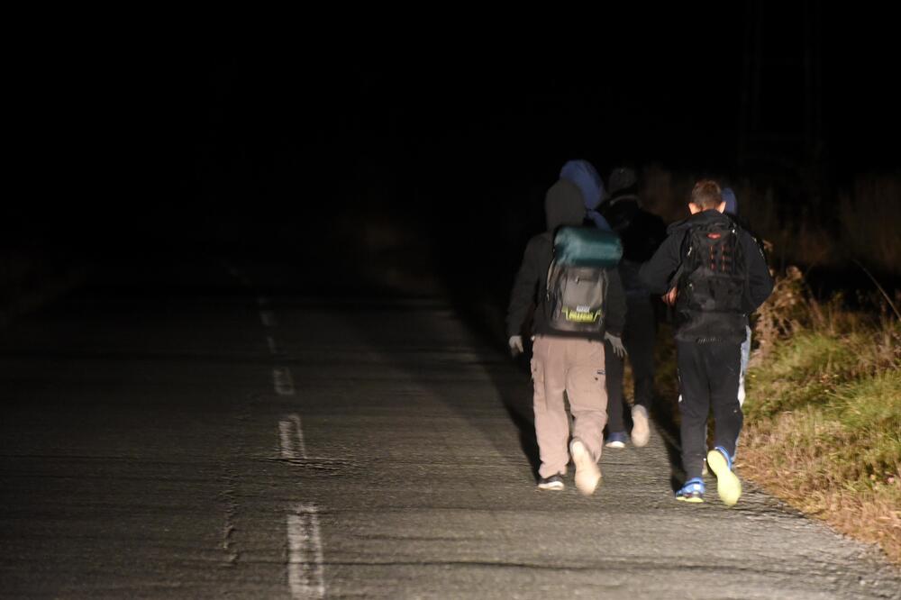 Migranti iz Pljevalja idu ka granici sa BiH, Foto: Boris Pejović