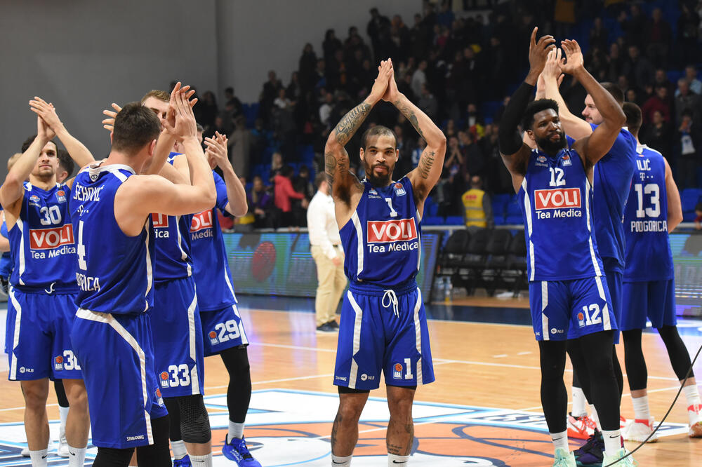 Slavlje košarkaša Budućnosti na kraju, Foto: Savo Prelević