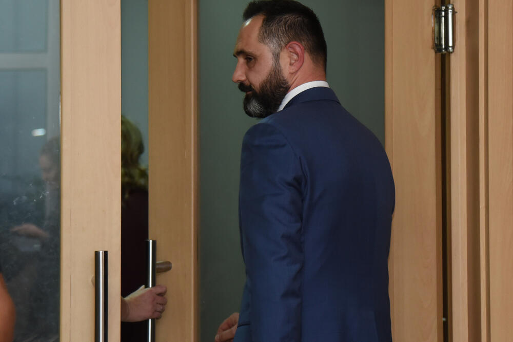 Radulović napušta konferenciju za novinare na kojoj je najavio ostavku, Foto: Savo Prelević