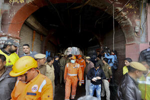 Tragedija u Nju Delhiju: Više od 40 ljudi stradalo u požaru u...