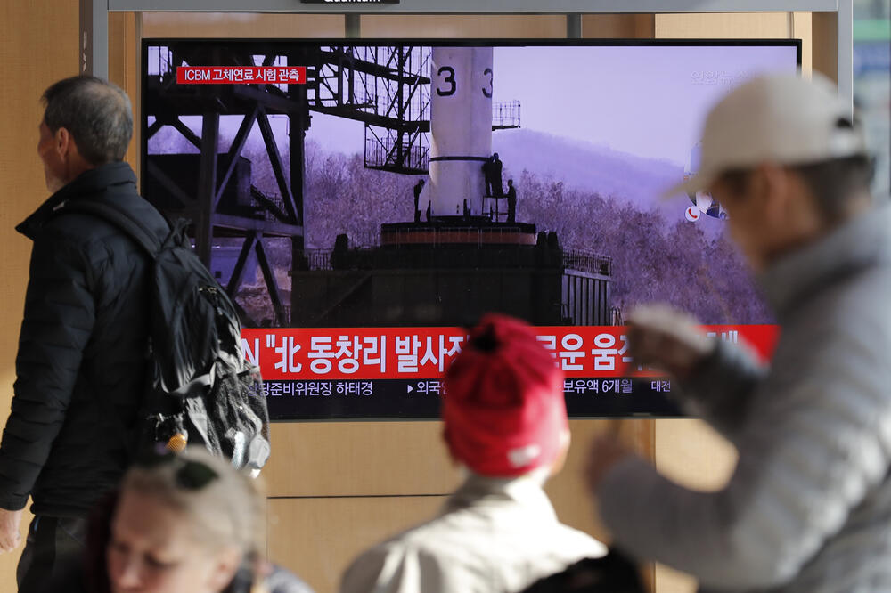 Ljudi u Južnoj Koreji gledaju saopštenje o "veoma važnoj probi" Sjeverne Koreje, Foto: BETA/AP, BETA/AP