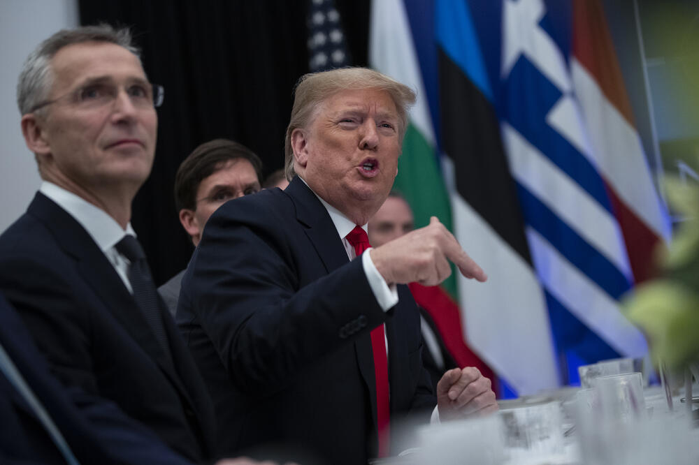 Generalni sekretar NATO Jens Stoltenberg i američki predsjednik Donald Tramp na ručku tokom samita NATO u Londonu, Foto: BETA/AP