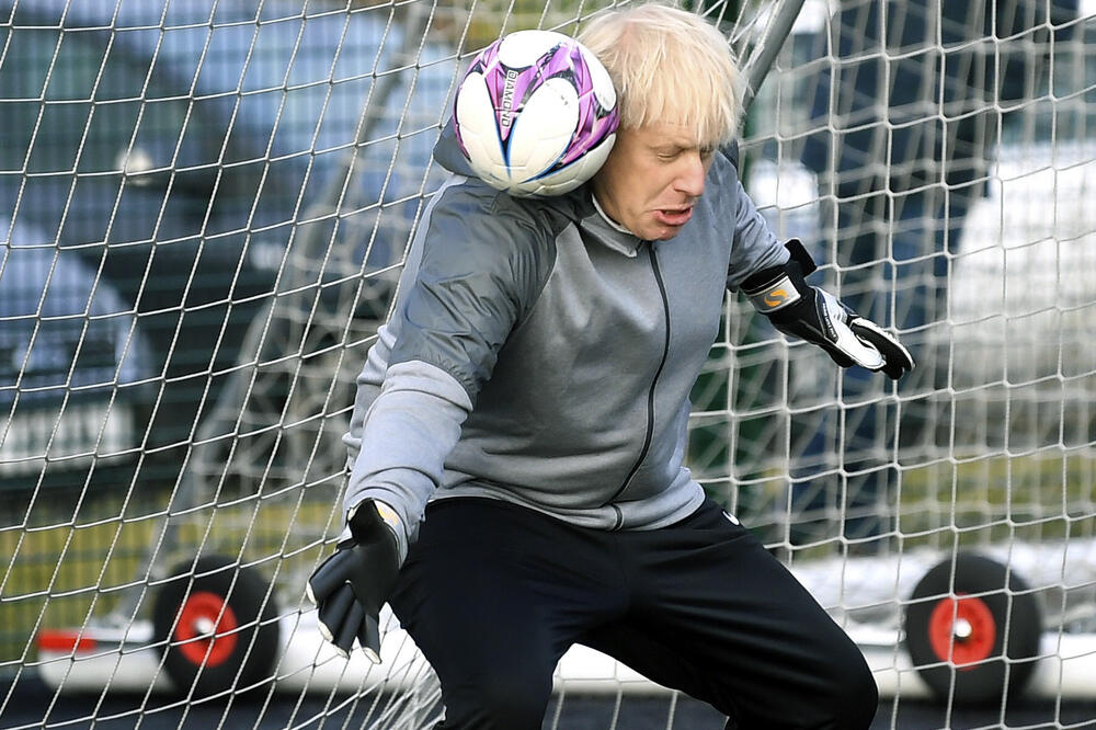 Džonson na golu uoči meča koji treba da odigrajz fudbalski klubovi koji čine djevojčice, Foto: BETA/AP