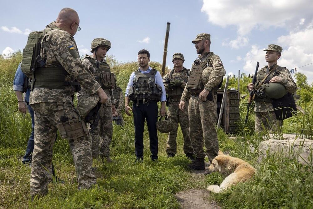 Zelenski sa ukrajinskim vojnicima na istoku zemlje, Foto: Beta/AP