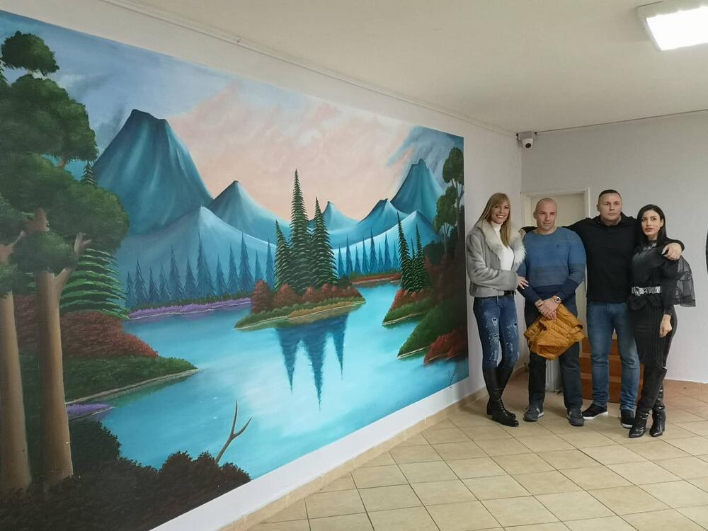 U Upravi za izvršenje krivičnih sankcija otvorena je izložba slika čiji su autori sedam osuđenika - Dejan Obradović, Goran Vešović, Goran Vešović, Dragan Kovačina, Mihajlo Grgurović, Dragutin Jelić, Mitar Knežević, Samir Beriša i Stefan Milojković.Oni su posljednjih šest mjeseci stvarali umjetnička djela pod mentorstvom književnice, slikarke i nekadašnje osuđenice Olivere Ćirković.