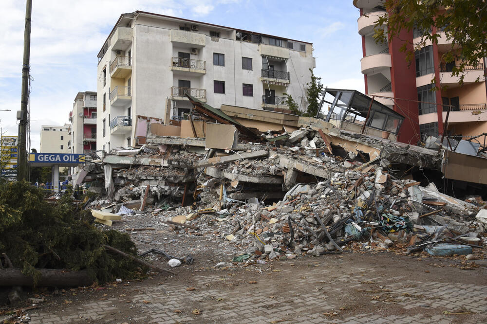 Primjer dobre i loše gradnje u Draču koji je nedavno prodrmao zemljotres od 6,4 Rihtera, Foto: Savo Prelević