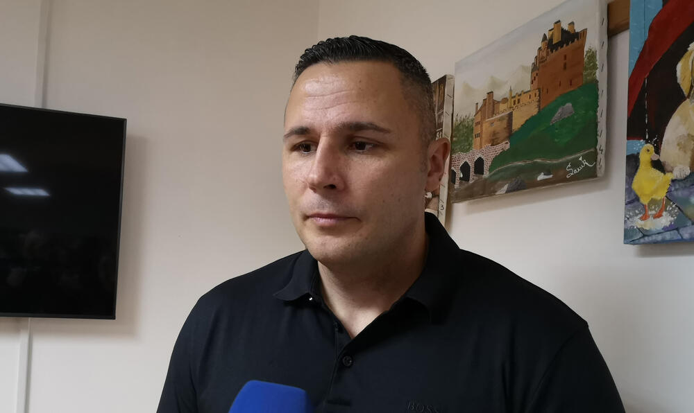 U Upravi za izvršenje krivičnih sankcija otvorena je izložba slika čiji su autori sedam osuđenika - Dejan Obradović, Goran Vešović, Goran Vešović, Dragan Kovačina, Mihajlo Grgurović, Dragutin Jelić, Mitar Knežević, Samir Beriša i Stefan Milojković.Oni su posljednjih šest mjeseci stvarali umjetnička djela pod mentorstvom književnice, slikarke i nekadašnje osuđenice Olivere Ćirković.