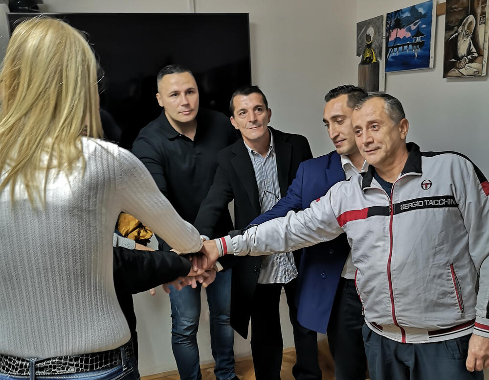 U Upravi za izvršenje krivičnih sankcija otvorena je izložba slika čiji su autori sedam osuđenika - Dejan Obradović, Goran Vešović, Goran Vešović, Dragan Kovačina, Mihajlo Grgurović, Dragutin Jelić, Mitar Knežević, Samir Beriša i Stefan Milojković.Oni su posljednjih šest mjeseci stvarali umjetnička djela pod mentorstvom književnice, slikarke i nekadašnje osuđenice Olivere Ćirković.