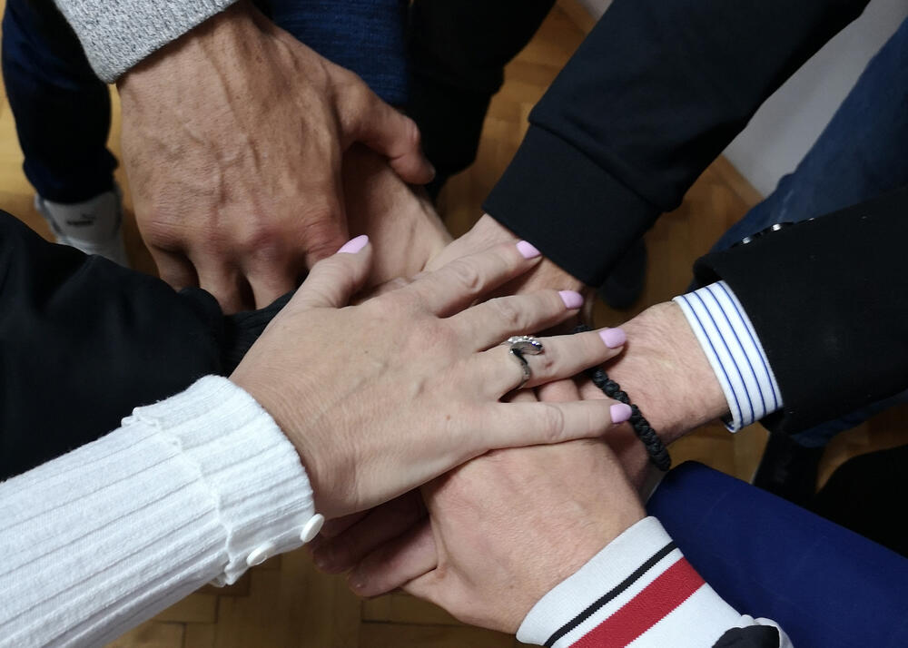 U Upravi za izvršenje krivičnih sankcija otvorena je izložba slika čiji su autori sedam osuđenika - Dejan Obradović, Goran Vešović, Goran Vešović, Dragan Kovačina, Mihajlo Grgurović, Dragutin Jelić, Mitar Knežević, Samir Beriša i Stefan Milojković.Oni su posljednjih šest mjeseci stvarali umjetnička djela pod mentorstvom književnice, slikarke i nekadašnje osuđenice Olivere Ćirković.