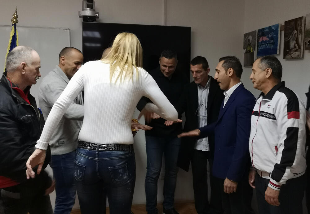 U Upravi za izvršenje krivičnih sankcija otvorena je izložba slika čiji su autori sedam osuđenika - Dejan Obradović, Goran Vešović, Goran Vešović, Dragan Kovačina, Mihajlo Grgurović, Dragutin Jelić, Mitar Knežević, Samir Beriša i Stefan Milojković.Oni su posljednjih šest mjeseci stvarali umjetnička djela pod mentorstvom književnice, slikarke i nekadašnje osuđenice Olivere Ćirković.