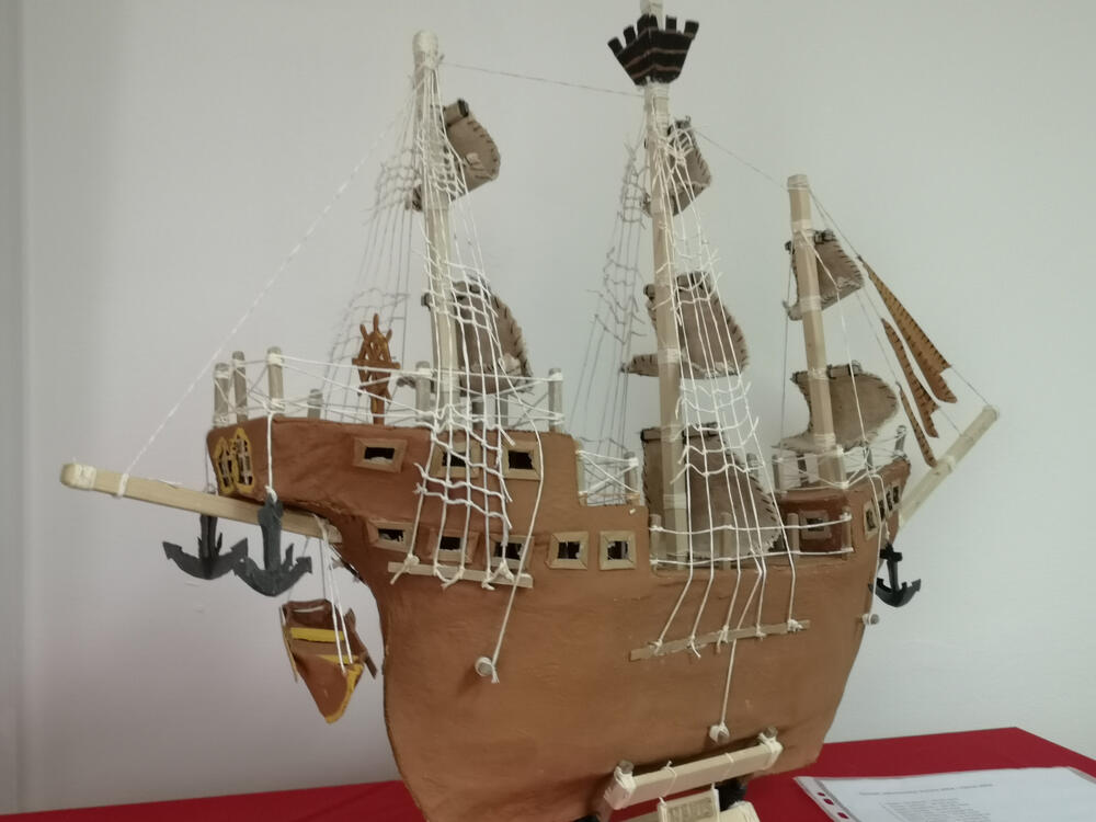 U Upravi za izvršenje krivičnih sankcija otvorena je izložba slika čiji su autori sedam osuđenika - Dejan Obradović, Goran Vešović, Goran Vešović, Dragan Kovačina, Mihajlo Grgurović, Dragutin Jelić, Mitar Knežević, Samir Beriša i Stefan Milojković.Oni su posljednjih šest mjeseci stvarali umjetnička djela pod mentorstvom književnice, slikarke i nekadašnje osuđenice Olivere Ćirković.