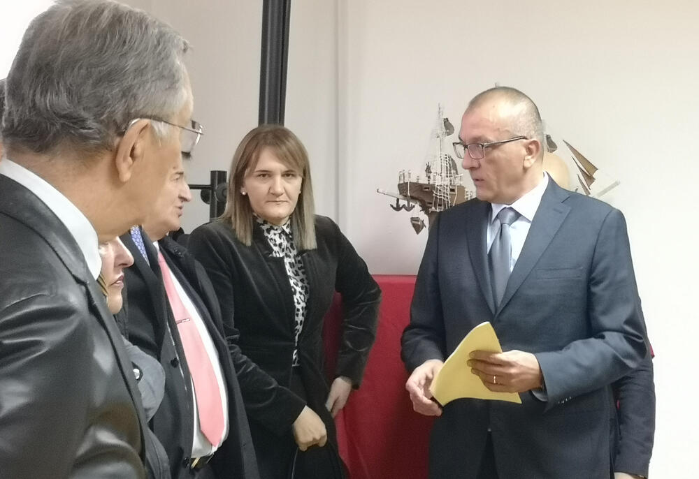 U Upravi za izvršenje krivičnih sankcija otvorena je izložba slika čiji su autori sedam osuđenika - Dejan Obradović, Goran Vešović, Goran Vešović, Dragan Kovačina, Mihajlo Grgurović, Dragutin Jelić, Mitar Knežević, Samir Beriša i Stefan Milojković.Oni su posljednjih šest mjeseci stvarali umjetnička djela pod mentorstvom književnice, slikarke i nekadašnje osuđenice Olivere Ćirković.