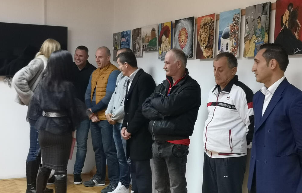 U Upravi za izvršenje krivičnih sankcija otvorena je izložba slika čiji su autori sedam osuđenika - Dejan Obradović, Goran Vešović, Goran Vešović, Dragan Kovačina, Mihajlo Grgurović, Dragutin Jelić, Mitar Knežević, Samir Beriša i Stefan Milojković.Oni su posljednjih šest mjeseci stvarali umjetnička djela pod mentorstvom književnice, slikarke i nekadašnje osuđenice Olivere Ćirković.