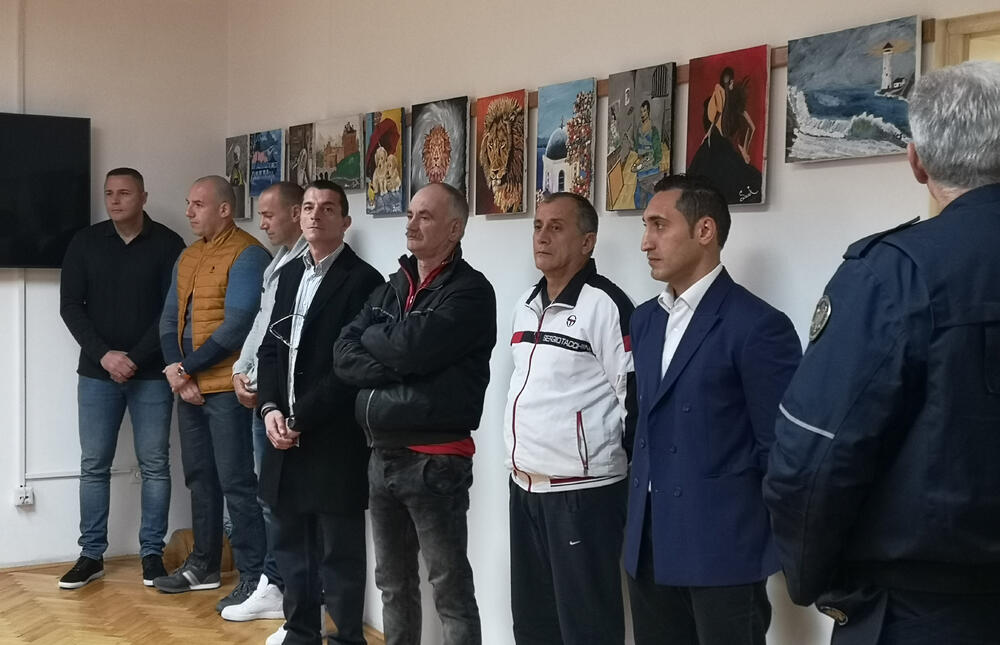 U Upravi za izvršenje krivičnih sankcija otvorena je izložba slika čiji su autori sedam osuđenika - Dejan Obradović, Goran Vešović, Goran Vešović, Dragan Kovačina, Mihajlo Grgurović, Dragutin Jelić, Mitar Knežević, Samir Beriša i Stefan Milojković.Oni su posljednjih šest mjeseci stvarali umjetnička djela pod mentorstvom književnice, slikarke i nekadašnje osuđenice Olivere Ćirković.
