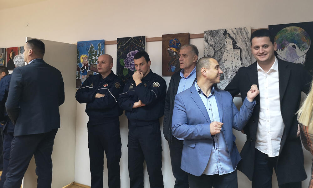 U Upravi za izvršenje krivičnih sankcija otvorena je izložba slika čiji su autori sedam osuđenika - Dejan Obradović, Goran Vešović, Goran Vešović, Dragan Kovačina, Mihajlo Grgurović, Dragutin Jelić, Mitar Knežević, Samir Beriša i Stefan Milojković.Oni su posljednjih šest mjeseci stvarali umjetnička djela pod mentorstvom književnice, slikarke i nekadašnje osuđenice Olivere Ćirković.