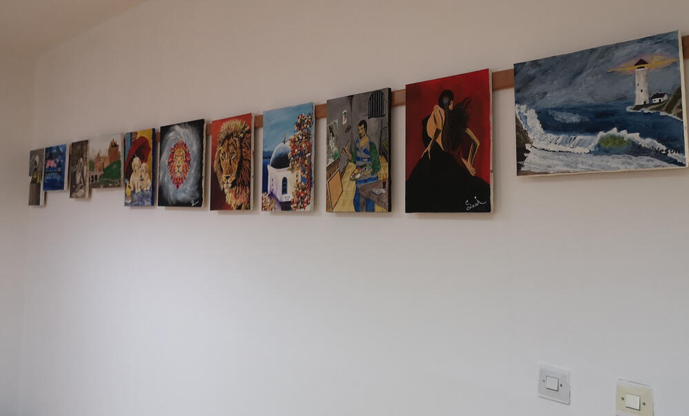 U Upravi za izvršenje krivičnih sankcija otvorena je izložba slika čiji su autori sedam osuđenika - Dejan Obradović, Goran Vešović, Goran Vešović, Dragan Kovačina, Mihajlo Grgurović, Dragutin Jelić, Mitar Knežević, Samir Beriša i Stefan Milojković.Oni su posljednjih šest mjeseci stvarali umjetnička djela pod mentorstvom književnice, slikarke i nekadašnje osuđenice Olivere Ćirković.