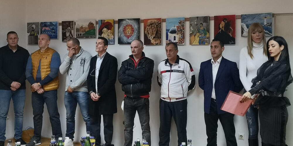 U Upravi za izvršenje krivičnih sankcija otvorena je izložba slika čiji su autori sedam osuđenika - Dejan Obradović, Goran Vešović, Goran Vešović, Dragan Kovačina, Mihajlo Grgurović, Dragutin Jelić, Mitar Knežević, Samir Beriša i Stefan Milojković.Oni su posljednjih šest mjeseci stvarali umjetnička djela pod mentorstvom književnice, slikarke i nekadašnje osuđenice Olivere Ćirković.