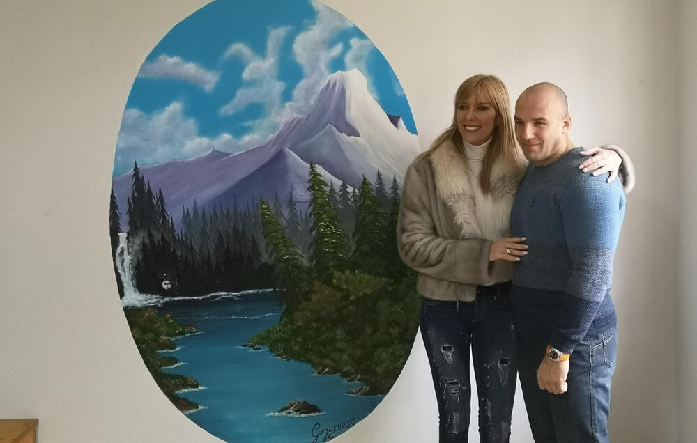 U Upravi za izvršenje krivičnih sankcija otvorena je izložba slika čiji su autori sedam osuđenika - Dejan Obradović, Goran Vešović, Goran Vešović, Dragan Kovačina, Mihajlo Grgurović, Dragutin Jelić, Mitar Knežević, Samir Beriša i Stefan Milojković.Oni su posljednjih šest mjeseci stvarali umjetnička djela pod mentorstvom književnice, slikarke i nekadašnje osuđenice Olivere Ćirković.